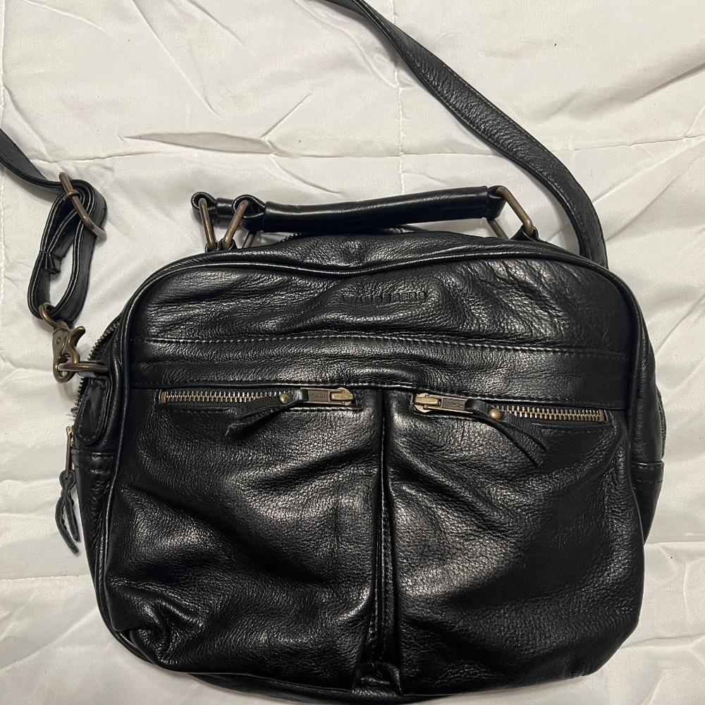 Wanderers Porto large black leather crossbody